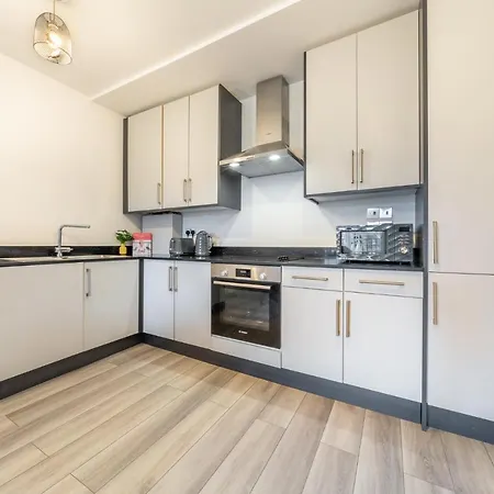 Ashview 2 - Heathrow - Thorpe Park - Free Parking Appartement Staines-upon-Thames Buitenkant foto
