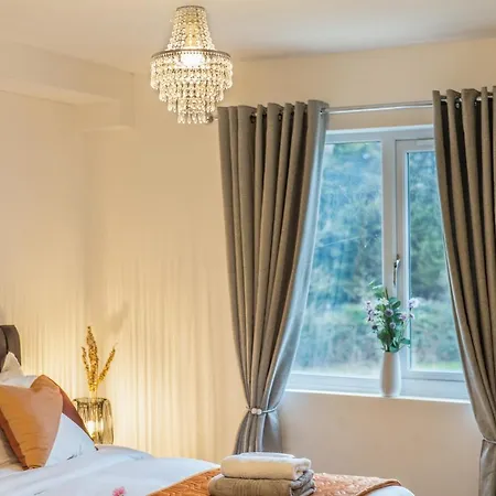 Ashview 2 - Heathrow - Thorpe Park - Free Parking Appartement Staines-upon-Thames Buitenkant foto