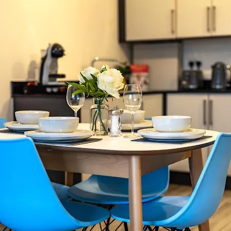 Ashview 2 - Heathrow - Thorpe Park - Free Parking Appartement Staines-upon-Thames Buitenkant foto