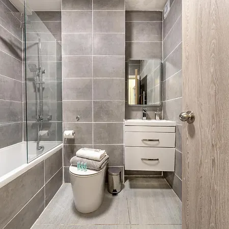 Ashview 2 - Heathrow - Thorpe Park - Free Parking Appartement Staines-upon-Thames Buitenkant foto