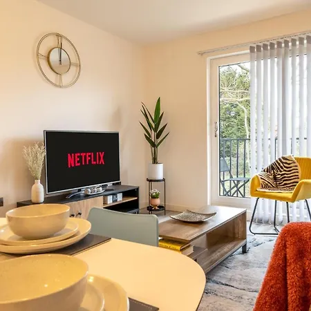 Ashview 2 - Heathrow - Thorpe Park - Free Parking Appartement Staines-upon-Thames Buitenkant foto