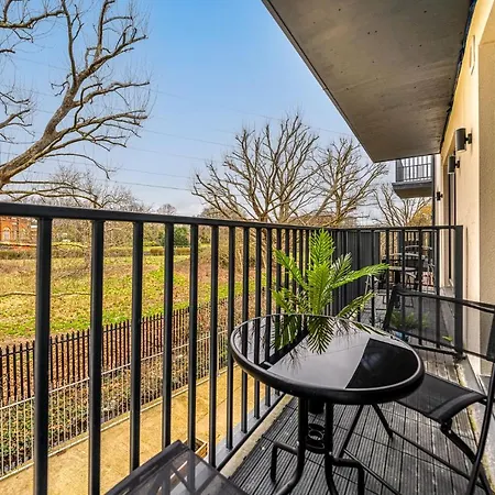 Ashview 2 - Heathrow - Thorpe Park - Free Parking Appartement Staines-upon-Thames Buitenkant foto