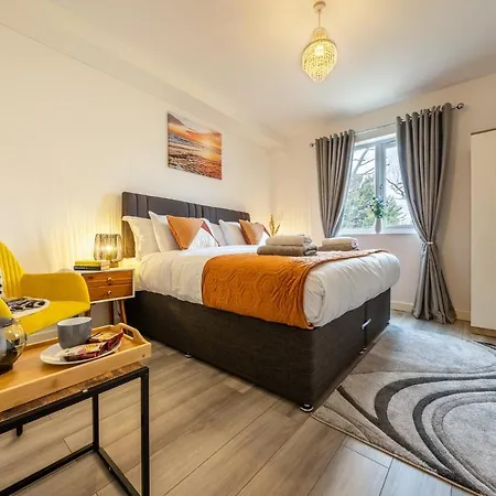 Ashview 2 - Heathrow - Thorpe Park - Free Parking Appartement Staines-upon-Thames Buitenkant foto