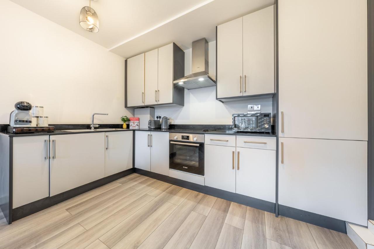 Ashview 2 - Heathrow - Thorpe Park - Free Parking Staines-upon-Thames