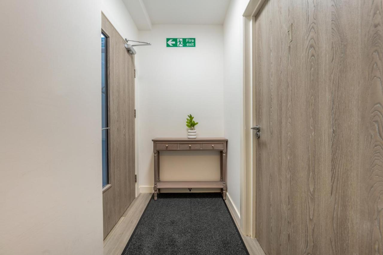 Ashview 2 - Heathrow - Thorpe Park - Free Parking
