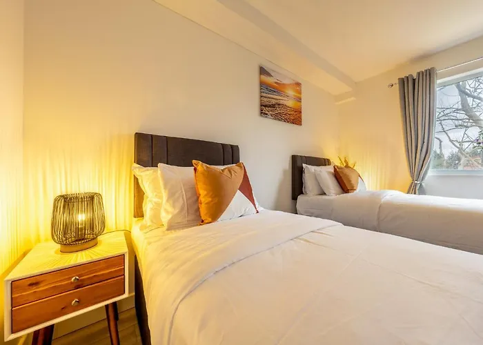 Ashview 2 - Heathrow - Thorpe Park - Free Parking