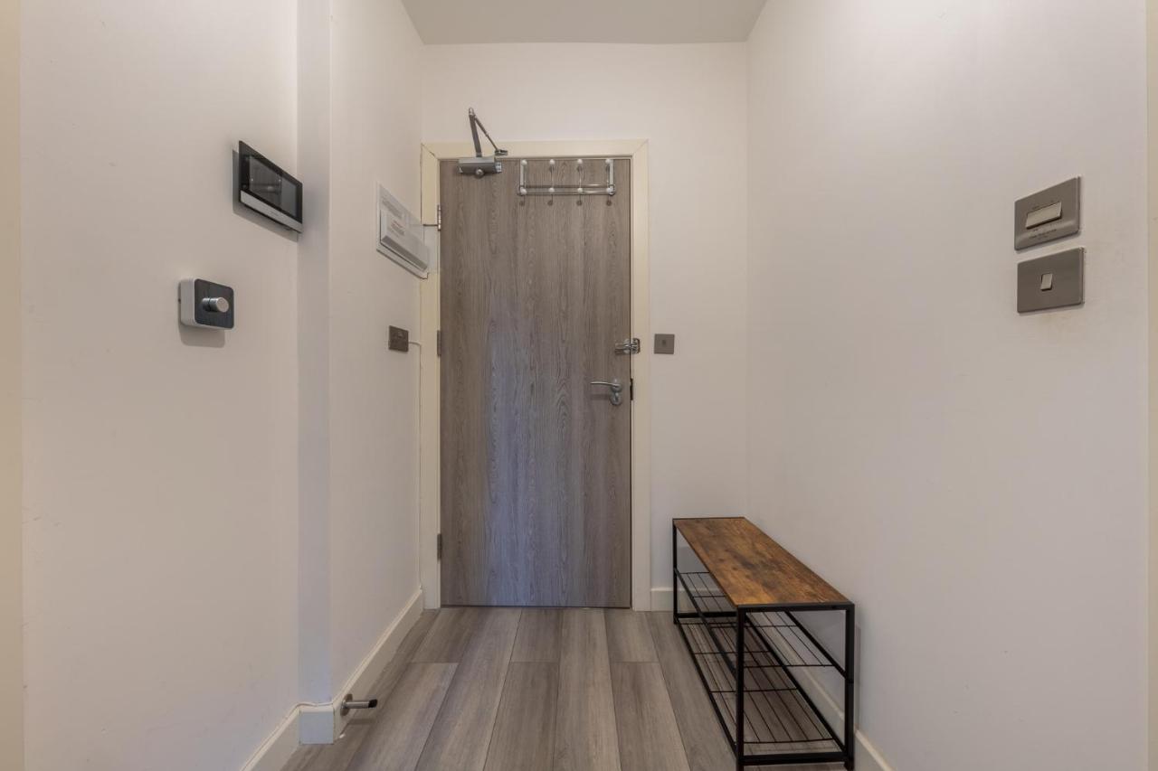 Ashview 2 - Heathrow - Thorpe Park - Free Parking Staines-upon-Thames