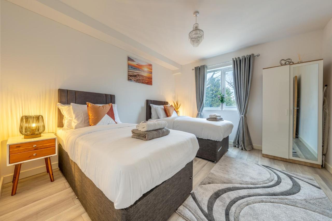 Ashview 2 - Heathrow - Thorpe Park - Free Parking